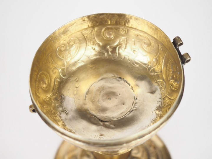 Ciboire en argent gravé et doré à décor de rinceaux stylisés sur fond 