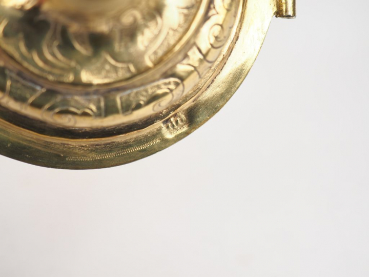 Ciboire en argent gravé et doré à décor de rinceaux stylisés sur fond 