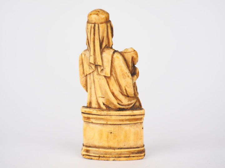 Sujet fin XVIème début XVIIème en ivoire "Vierge à l'enfant".  H. 8,5 