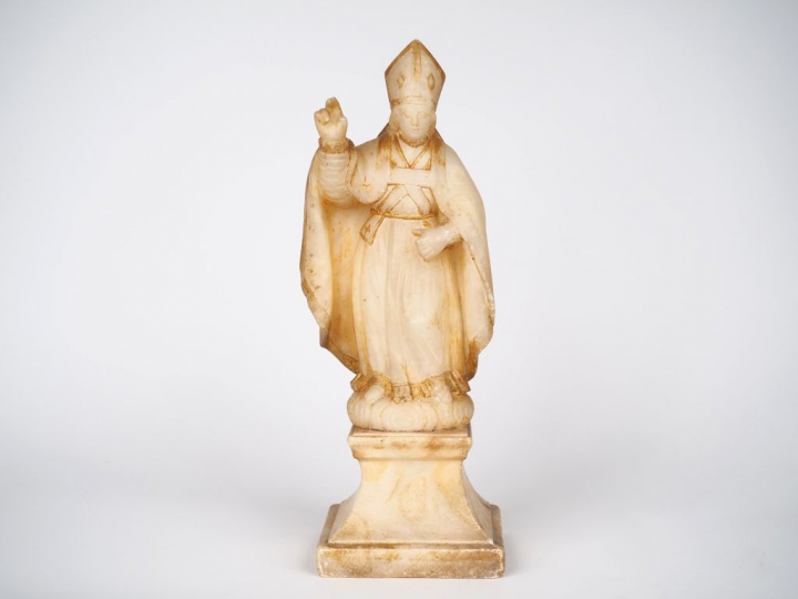 Sculpture XVIIIème en albâtre "Evèque". H. 37 cm traces de dorure. (ac