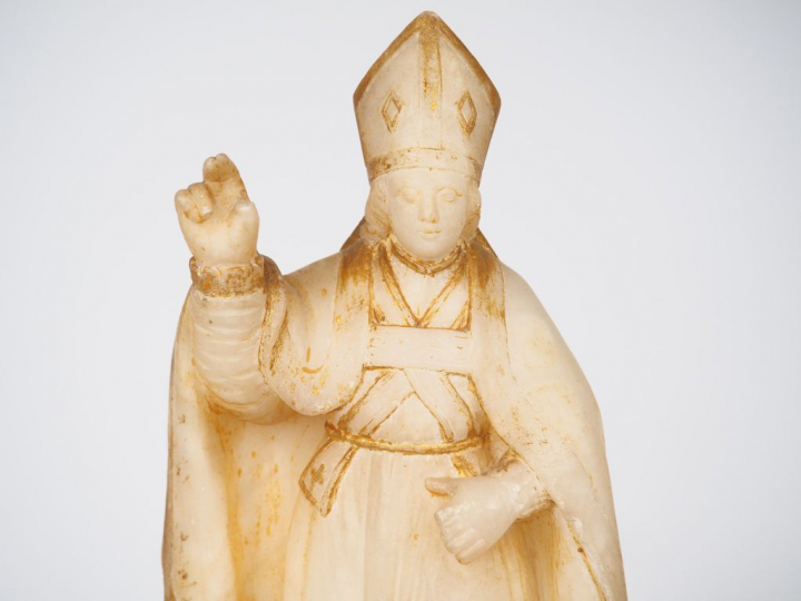 Sculpture XVIIIème en albâtre "Evèque". H. 37 cm traces de dorure. (ac