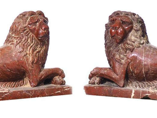 Paire de grandes sculptures XIXème en marbre rouge "Lions couchés". Di