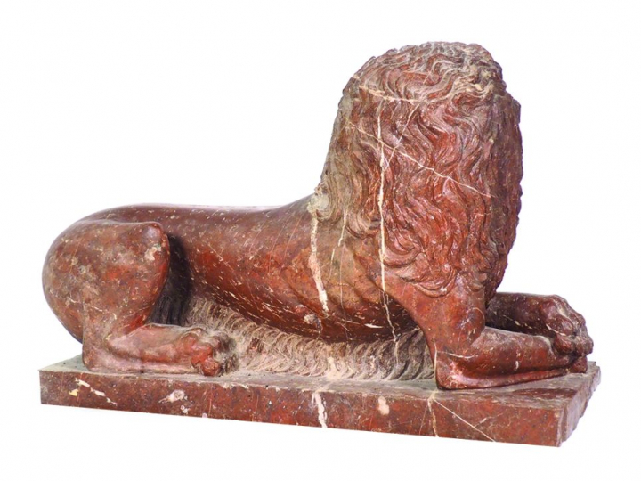 Paire de grandes sculptures XIXème en marbre rouge "Lions couchés". Di