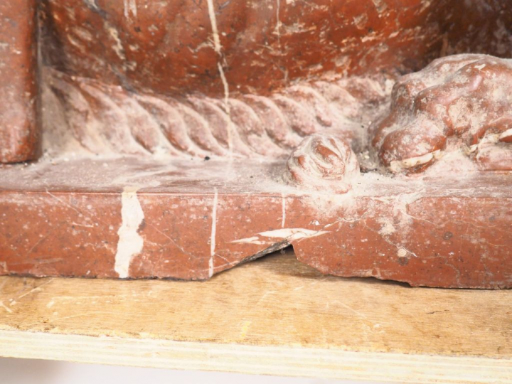 Paire de grandes sculptures XIXème en marbre rouge "Lions couchés". Di