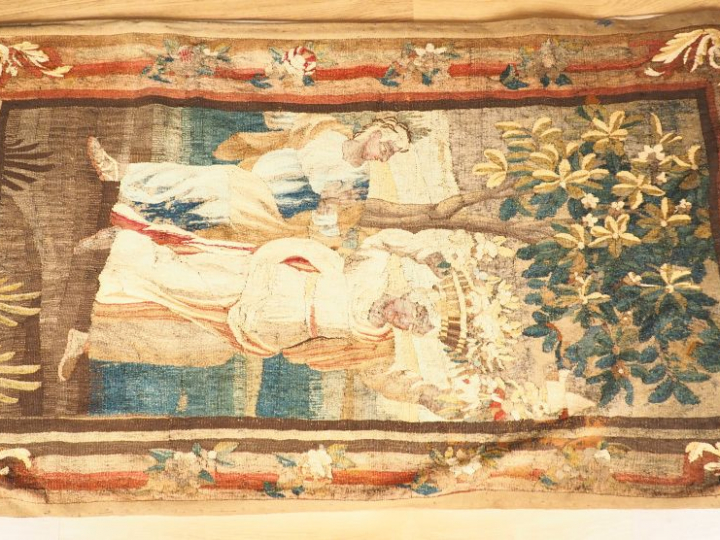 Tapisserie XVIIIème "la cueillette". Dim. 238 x 156 cm (restaurations 