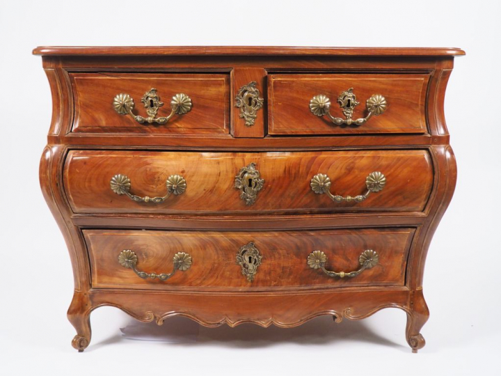 Commode tombeau, bordelaise Louis XV en acajou, ouvrant à quatre tiroi