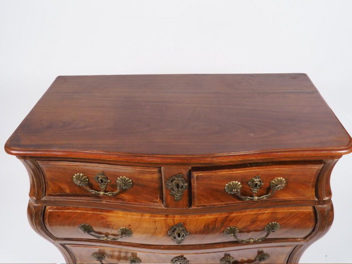 Commode tombeau, bordelaise Louis XV en acajou, ouvrant à quatre tiroi