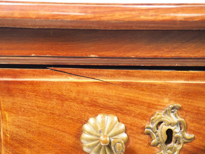 Commode tombeau, bordelaise Louis XV en acajou, ouvrant à quatre tiroi