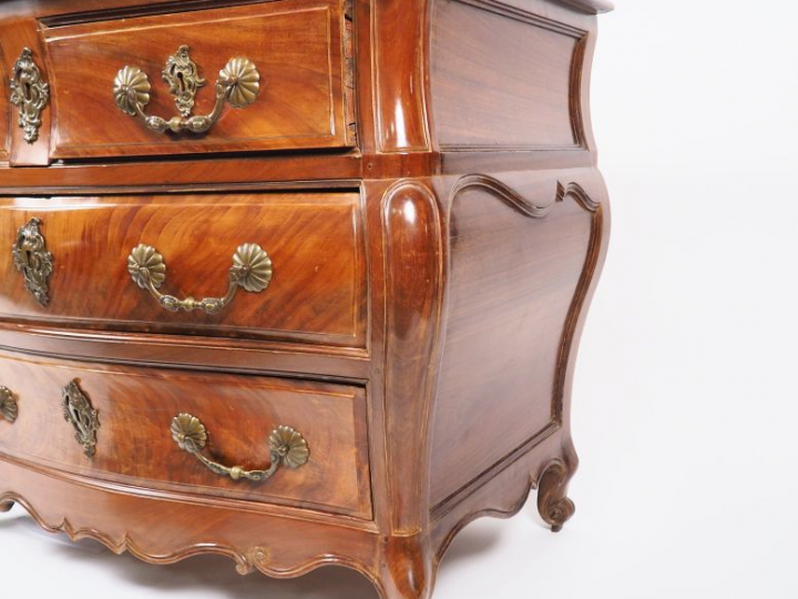 Commode tombeau, bordelaise Louis XV en acajou, ouvrant à quatre tiroi
