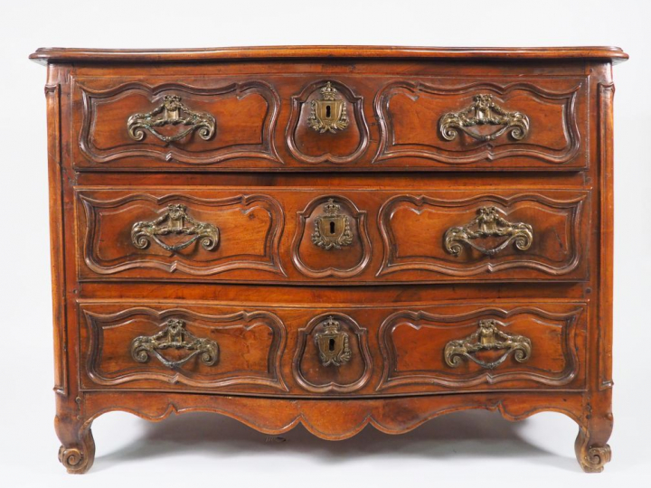 Commode Louis XV en noyer mouluré et sculpté, ouvrant à trois tiroirs,