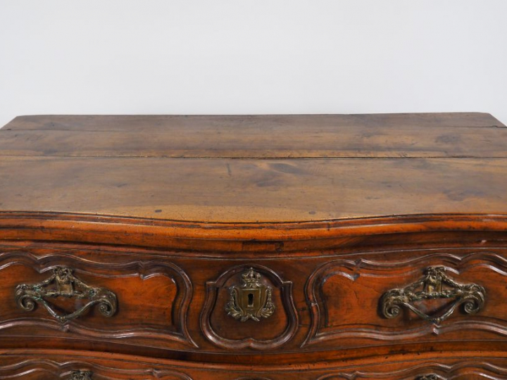 Commode Louis XV en noyer mouluré et sculpté, ouvrant à trois tiroirs,