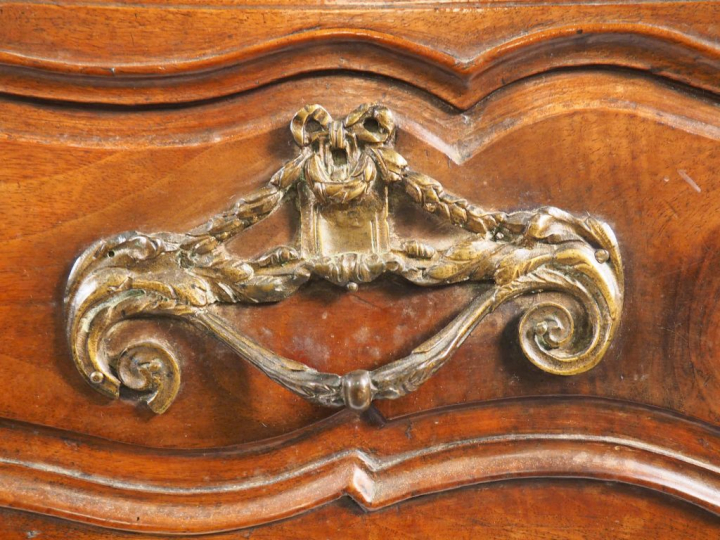 Commode Louis XV en noyer mouluré et sculpté, ouvrant à trois tiroirs,