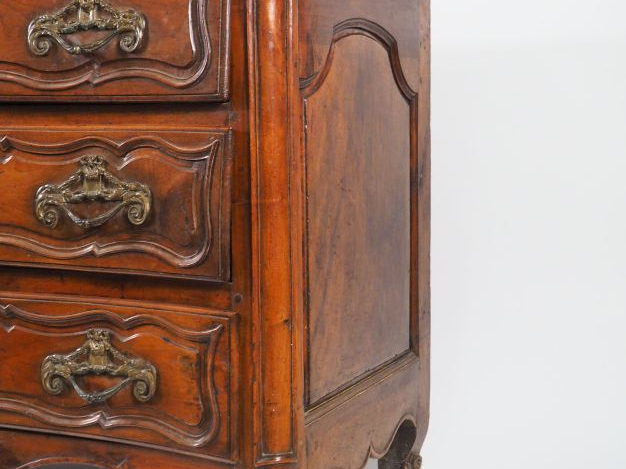 Commode Louis XV en noyer mouluré et sculpté, ouvrant à trois tiroirs,