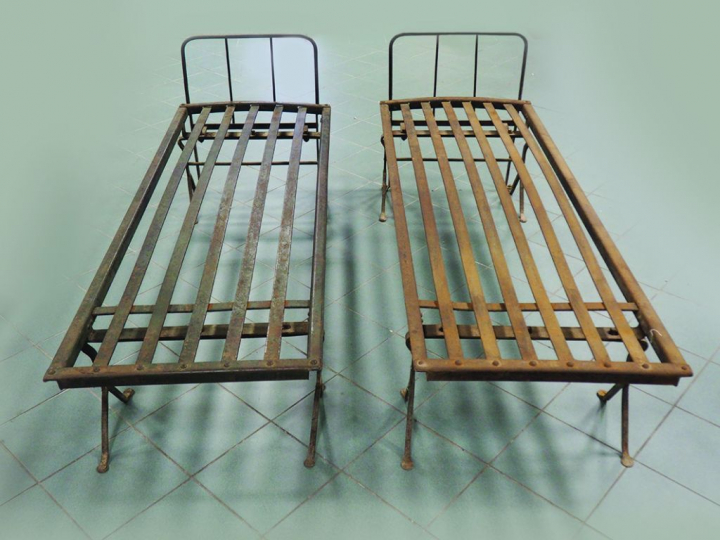 Paire de lits dits "de vendangeurs" XIXème en fonte et lattes de fer.