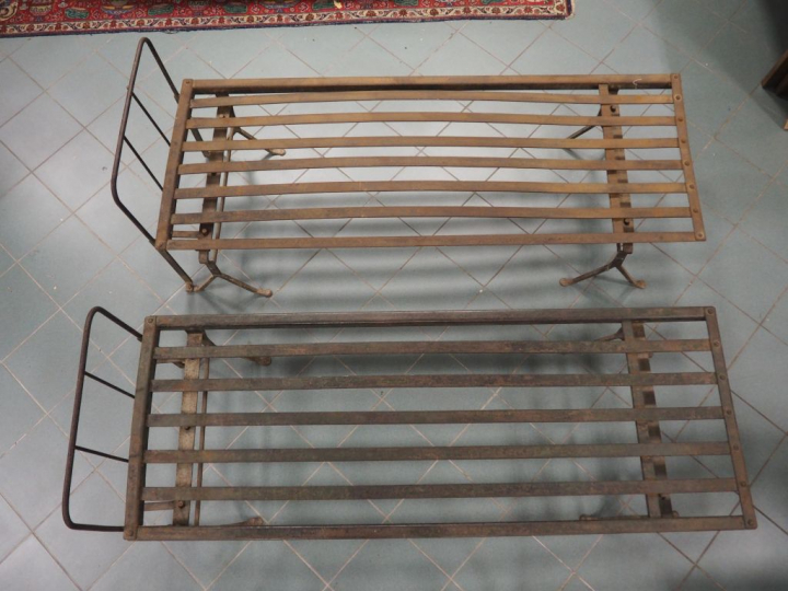 Paire de lits dits "de vendangeurs" XIXème en fonte et lattes de fer.