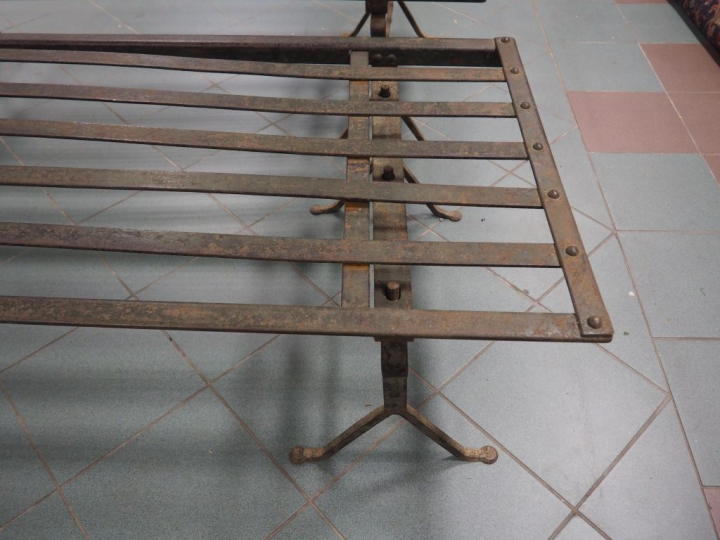 Paire de lits dits "de vendangeurs" XIXème en fonte et lattes de fer.