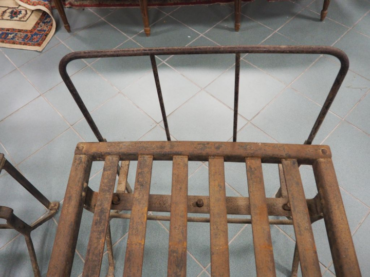 Paire de lits dits "de vendangeurs" XIXème en fonte et lattes de fer.