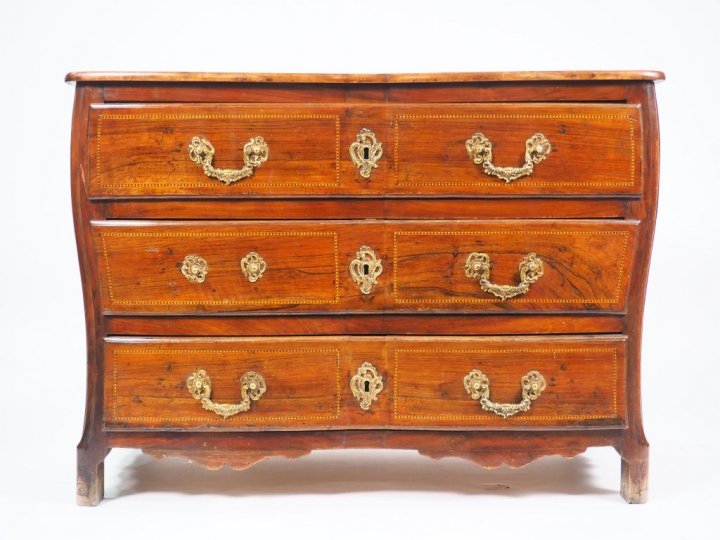 Commode Transition en marquetterie, ouvrant à trois tiroirs, dessus bo