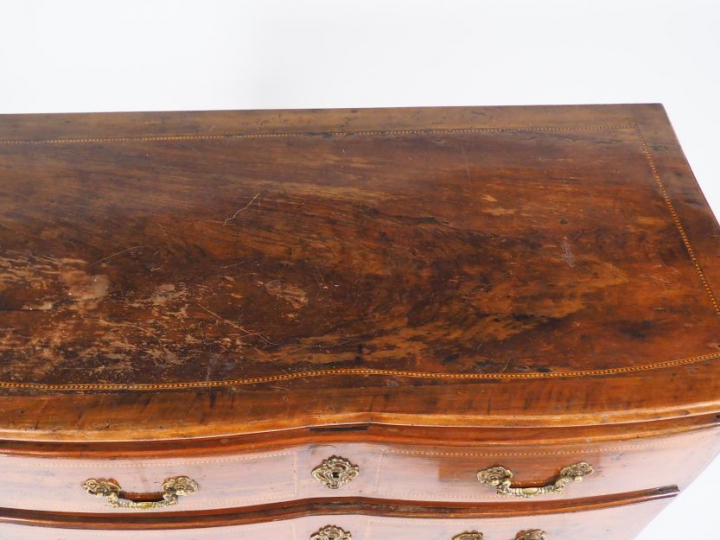 Commode Transition en marquetterie, ouvrant à trois tiroirs, dessus bo