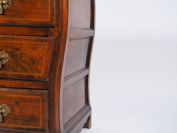 Commode Transition en marquetterie, ouvrant à trois tiroirs, dessus bo