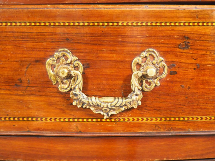 Commode Transition en marquetterie, ouvrant à trois tiroirs, dessus bo