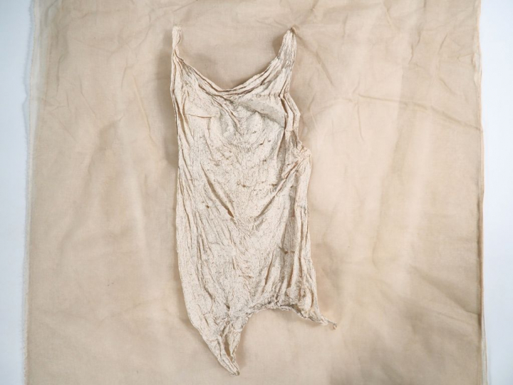 KIM Sang-Lan. "Magie blanche". Technique mixte. Dim. 285 x 120 cm.