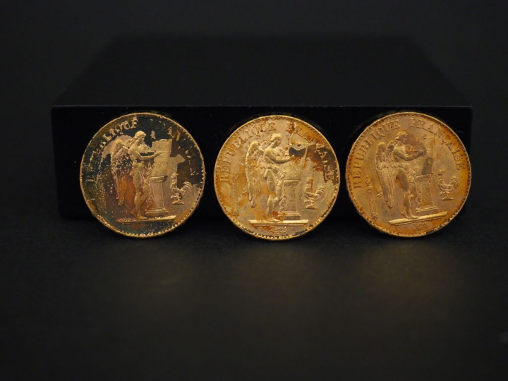 Trois pièces de 20 francs or, 1898-A. FRAIS ACHETEURS 5% TTC.