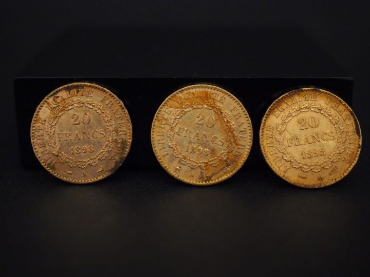 Trois pièces de 20 francs or, 1898-A. FRAIS ACHETEURS 5% TTC.