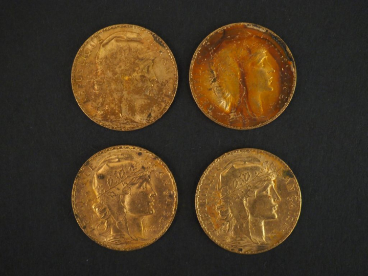 Ensemble comprenant quatre pièces de 20 francs or, 1900, 1901, 1902 et