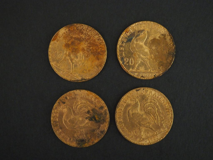 Ensemble comprenant quatre pièces de 20 francs or, 1900, 1901, 1902 et