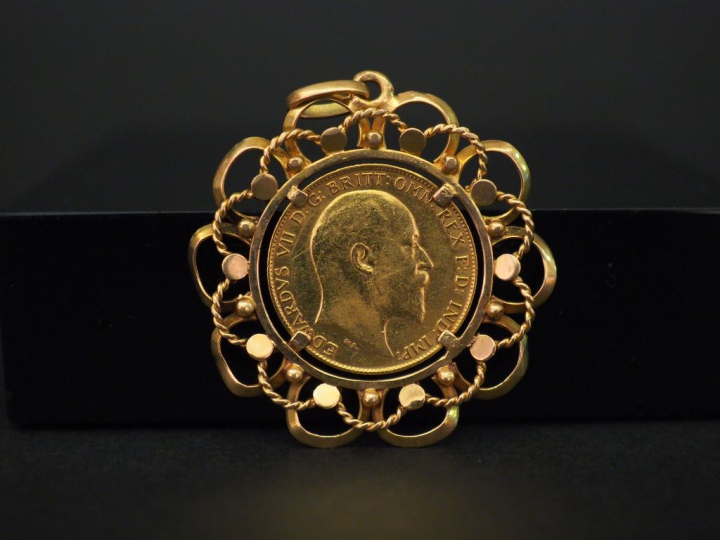 Pendentif ajouré en or jaune, serti en son centre d’un Souverain or, E