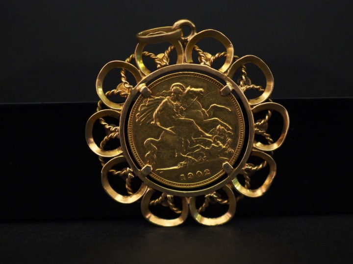 Pendentif ajouré en or jaune, serti en son centre d’un Souverain or, E