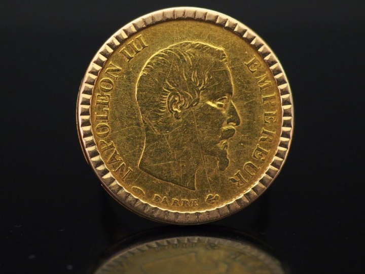 Bague en or jaune, sertie d’une pierre de 10 francs or, 1860. TDD. 49 