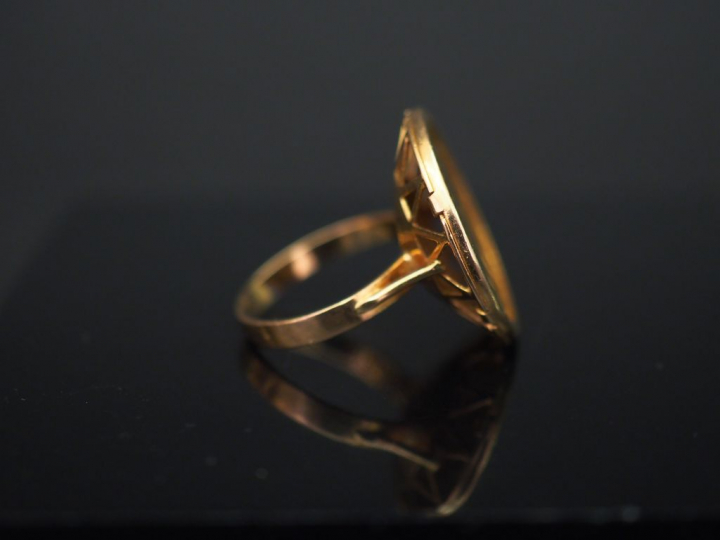 Bague en or jaune, sertie d’une pierre de 10 francs or, 1860. TDD. 49 