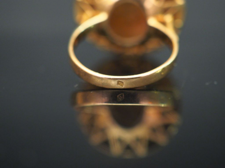 Bague en or jaune, sertie d’une pierre de 10 francs or, 1860. TDD. 49 