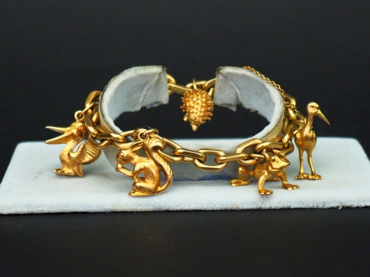 Bracelet articulé en or jaune, maille forçat, à décor d’animaux en pen