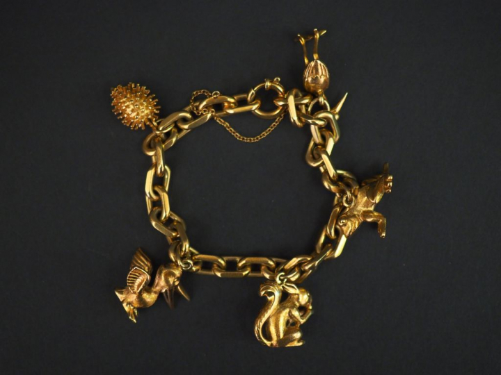 Bracelet articulé en or jaune, maille forçat, à décor d’animaux en pen
