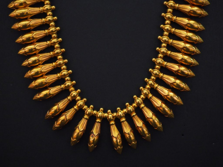	Collier Napoléon III de style étrusque en or jaune, composé de pendel