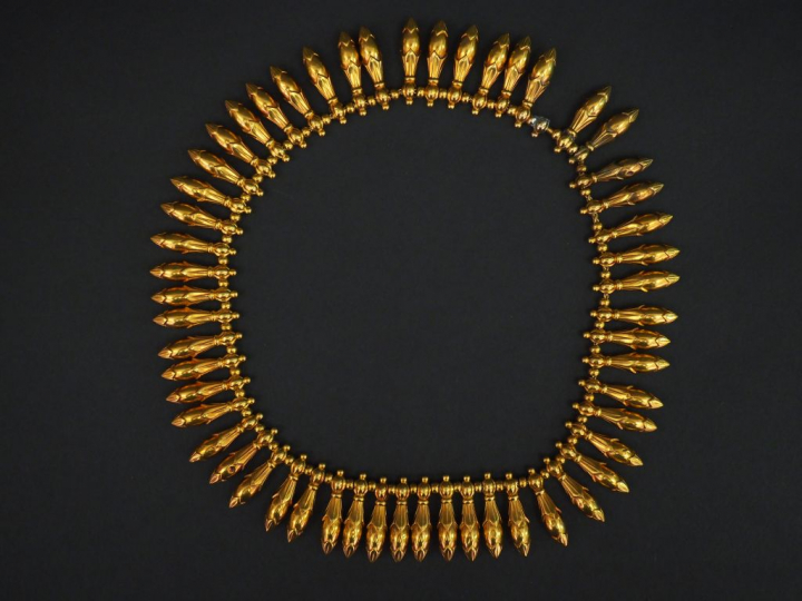 	Collier Napoléon III de style étrusque en or jaune, composé de pendel