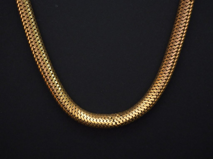 	Collier en or jaune, maille articulée dite « tubogaz ». Long. 44,5 cm