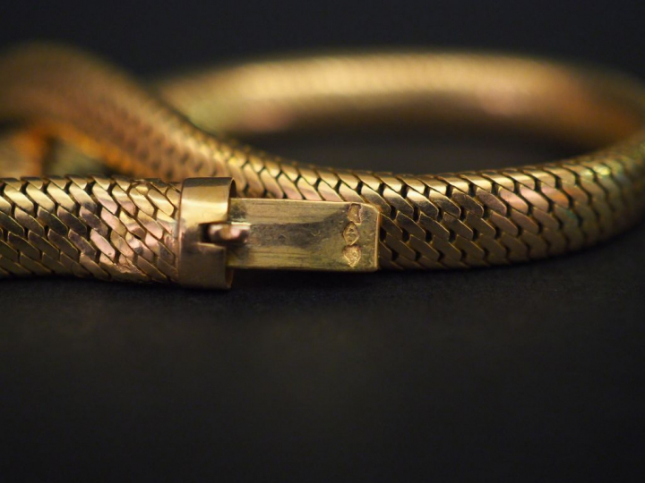 	Collier en or jaune, maille articulée dite « tubogaz ». Long. 44,5 cm