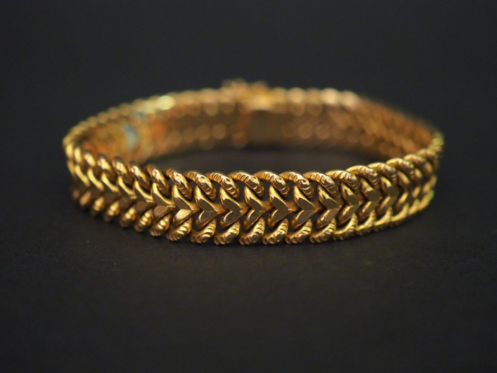 Bracelet articulé en or jaune, maille plate tressée. Long. 18 cm Poids