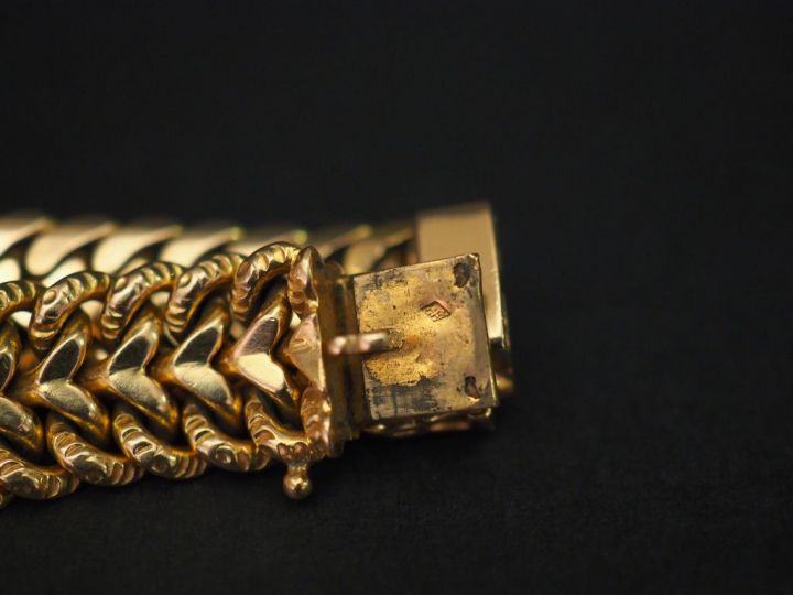 Bracelet articulé en or jaune, maille plate tressée. Long. 18 cm Poids