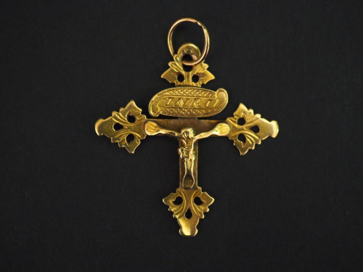 Pendentif Napoléon III en forme de crucifix en or jaune, décor double 