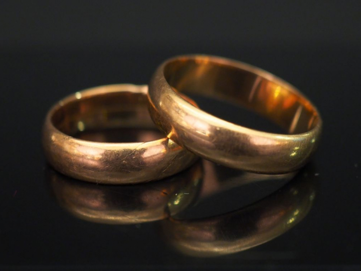 Deux alliances en or jaune. TDD. 59 et 52 Poids. 9,75 g