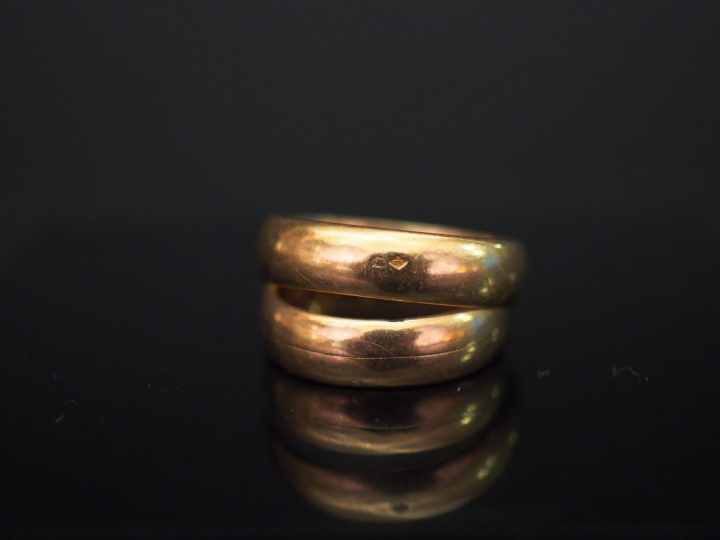 Deux alliances en or jaune. TDD. 59 et 52 Poids. 9,75 g