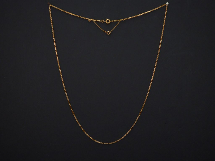 Chaine en or jaune, maille forçat. Long. 54 cm Poids. 5,89 g
