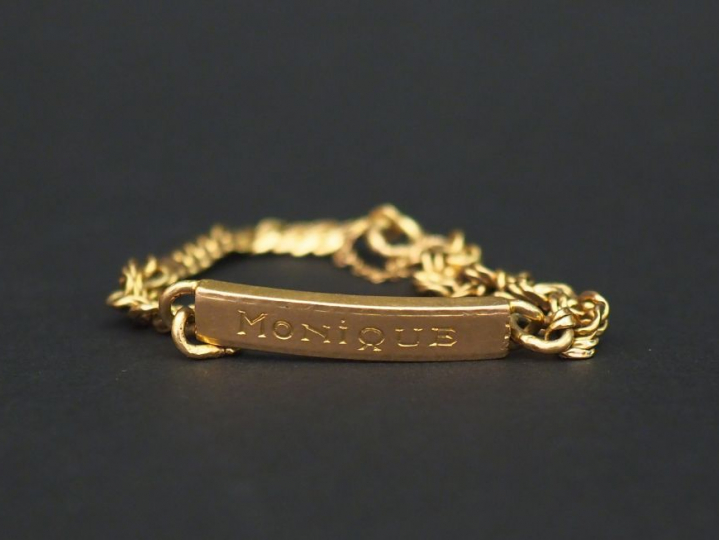 	Gourmette en or jaune, maille américaine. Marquée Monique.  Poids. 9,