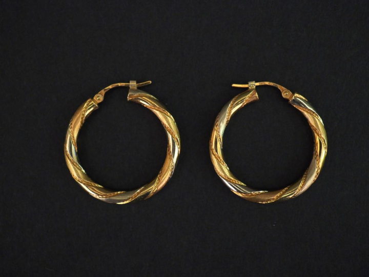 	Paire de créoles torsadées en or jaune. Diam. 2 cm Poids. 1,93 g