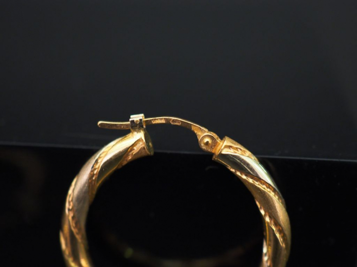 	Paire de créoles torsadées en or jaune. Diam. 2 cm Poids. 1,93 g